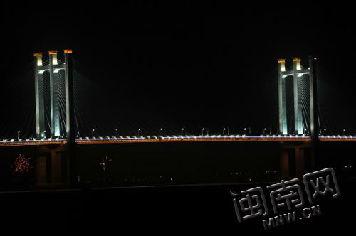 泉州跨海大橋首次亮燈。