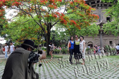 海外媒體參訪團(tuán)成員在泉州開元寺東西塔下合影