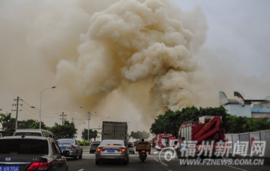 魁浦大橋下冷庫拆除引發(fā)大火　火場搬出數(shù)十氣罐