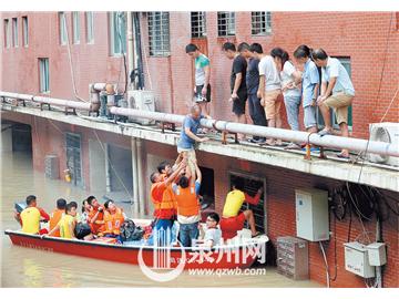 南安受淹嚴重 各方集結(jié) 無數(shù)雙手搭起救援通道