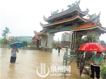 磁灶新垵全村20幢民宅受淹 消防緊急救援臨產(chǎn)孕婦