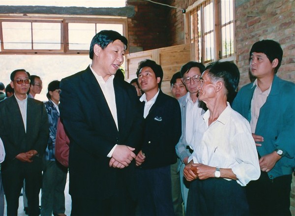 1994年5月，習(xí)近平總書記（時(shí)任福州市委書記）到福州市永泰縣城峰鎮(zhèn)太原村調(diào)研青梅李果生產(chǎn)。（資料圖片）