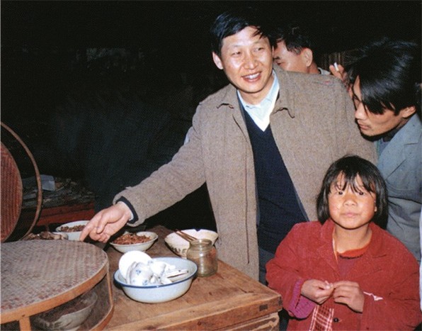1989年1月，習(xí)近平總書記（時(shí)任寧德地委書記）到寧德地區(qū)屏南縣調(diào)研時(shí)，走訪農(nóng)民家中。（資料圖片）