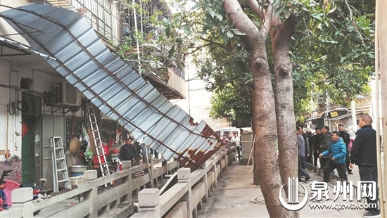 執(zhí)法人員對(duì)內(nèi)溝河兩側(cè)的違建進(jìn)行拆除