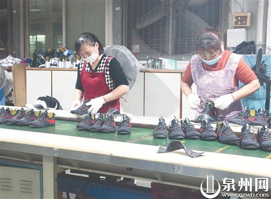 匹克車間內(nèi)，員工正加班加點(diǎn)生產(chǎn)鞋品。